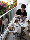 Frühstück auf dem Balkon