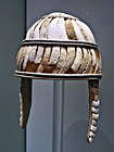 Helm aus Eberzähnen